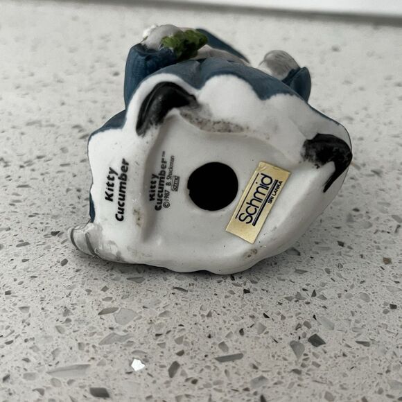 1987 Schmid Kitty Cucumber Graduate Porcelain Figurine Blue Robe Diploma Roses - Picture 5 of 5